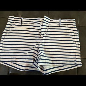 GAP - white and navy shorts